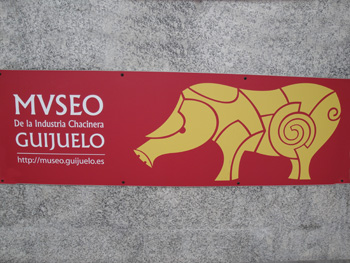 Cartel de museo de la industria chacinera de Guijuelo.